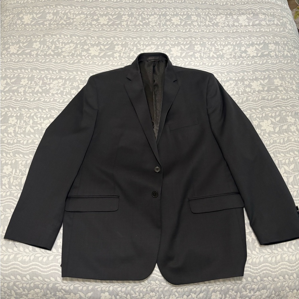 Classic Black Blazer with Notched Lapels and Structured Shoulders